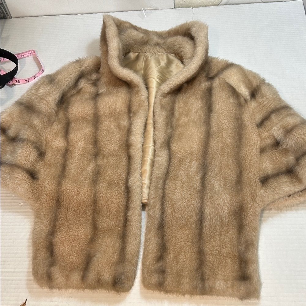 REGINA GLENARA BY GLENOIT VINTAGE FAUX FUR CAPLET IN A LIGHT BEIGE SZ L